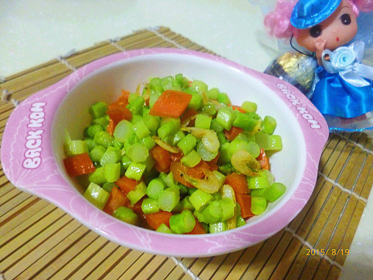 胡萝卜丁炒芦笋丁步骤8