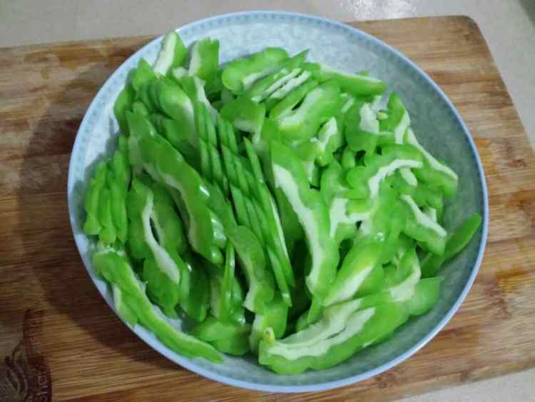 素炒苦瓜步骤2