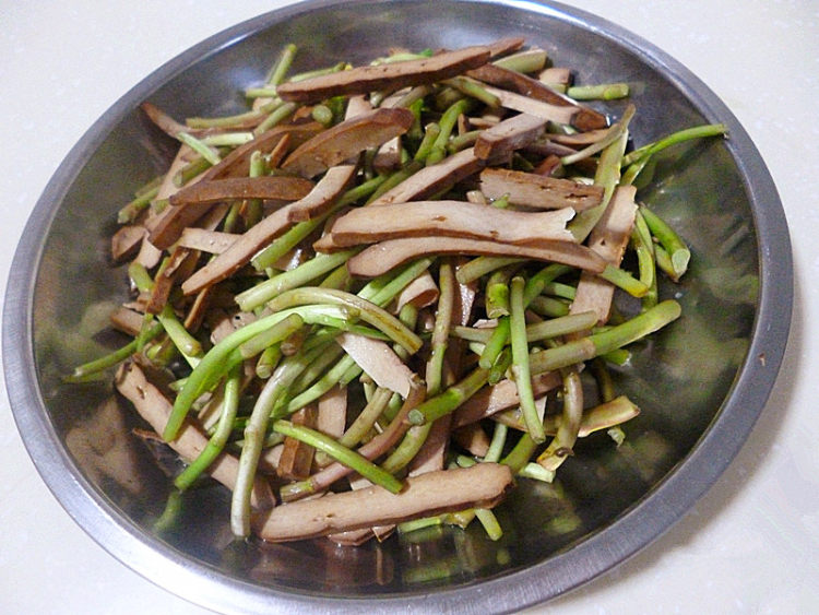芦蒿炒香干步骤1