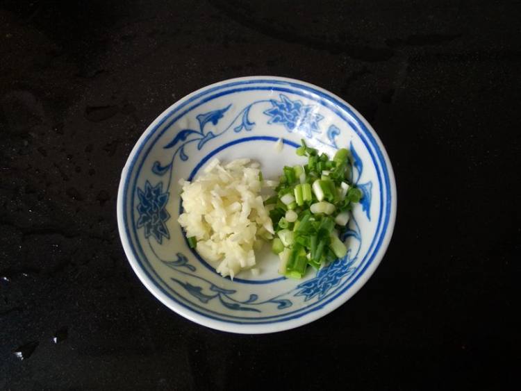 蒜泥拌秋葵步骤2