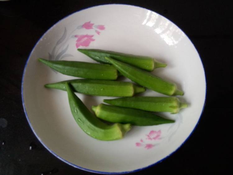 蒜泥拌秋葵步骤1