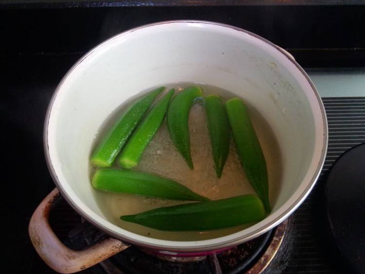 蒜泥拌秋葵步骤4