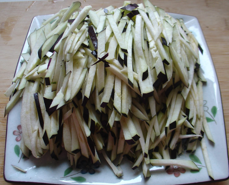 茄丝炒尖椒步骤6