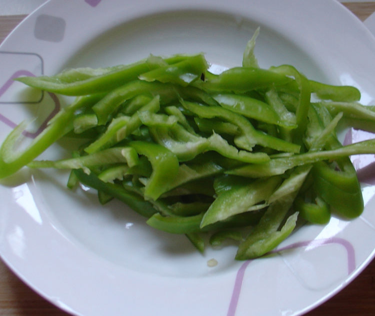 茄丝炒尖椒步骤7