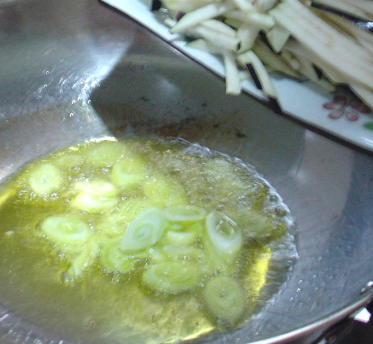 茄丝炒尖椒步骤10