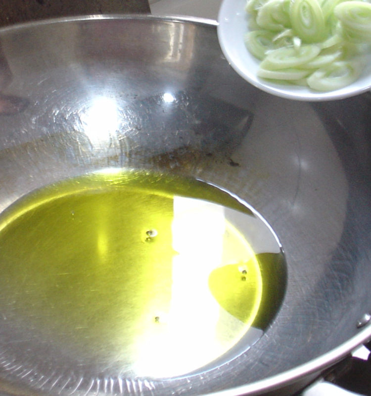 茄丝炒尖椒步骤9