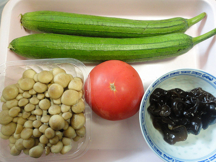 蟹味菇炒丝瓜步骤1
