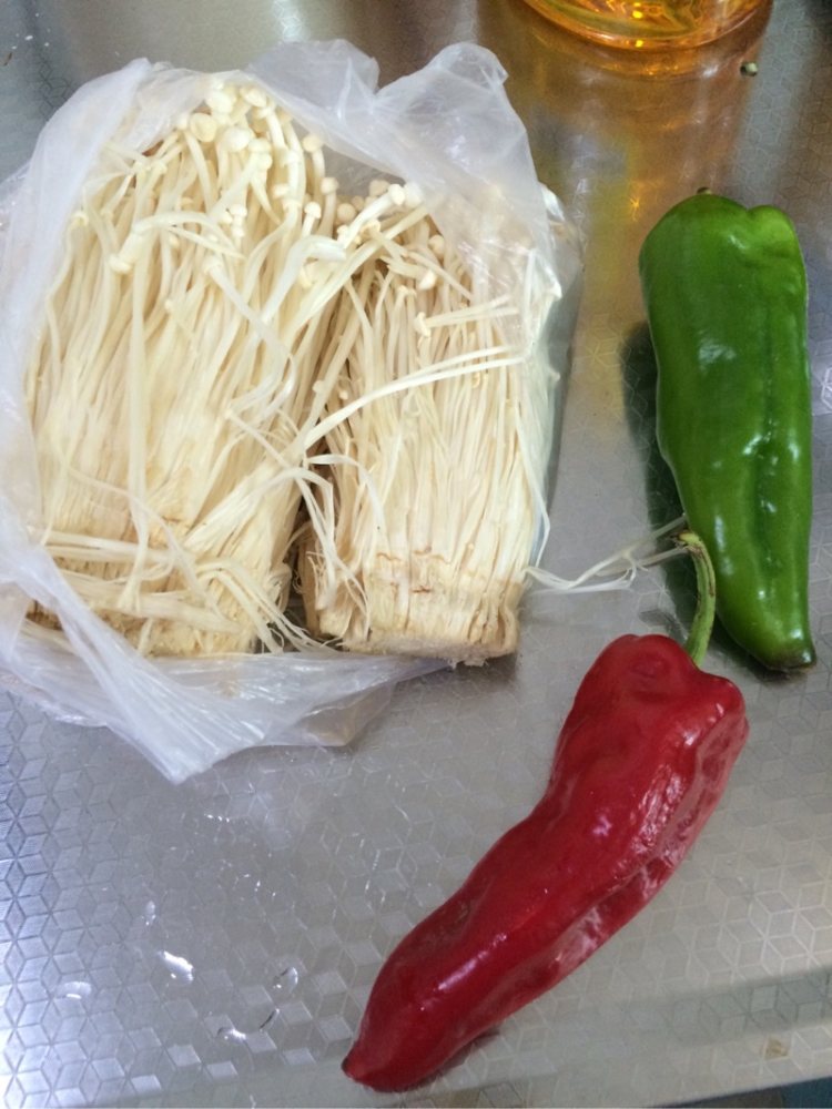 双椒金针菇步骤1