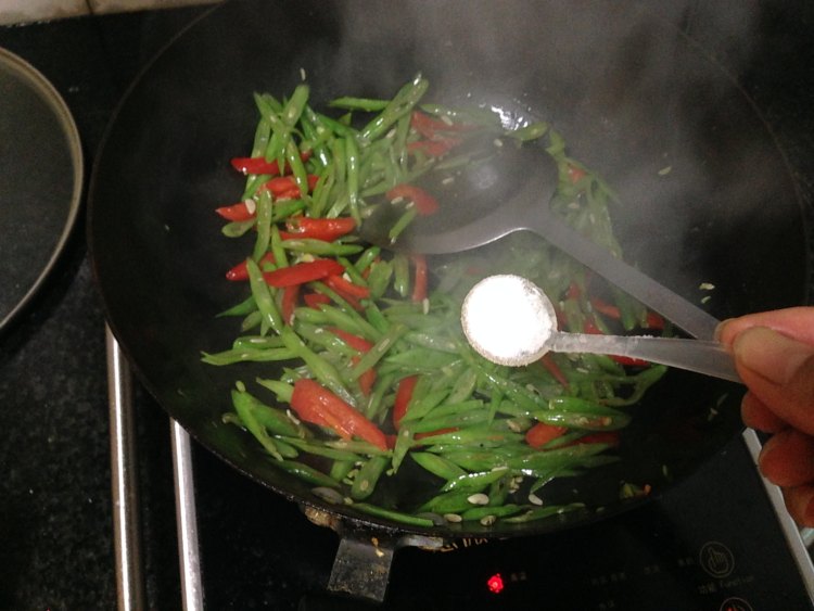 红辣椒炒四季豆步骤4