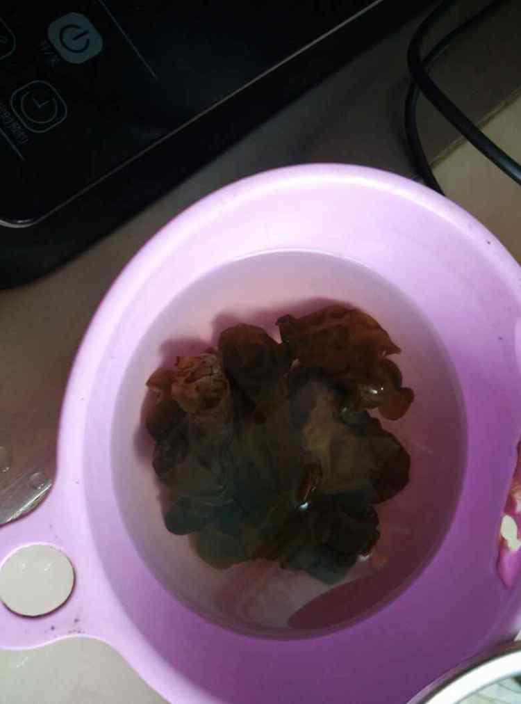 黑木耳炒莲藕步骤2