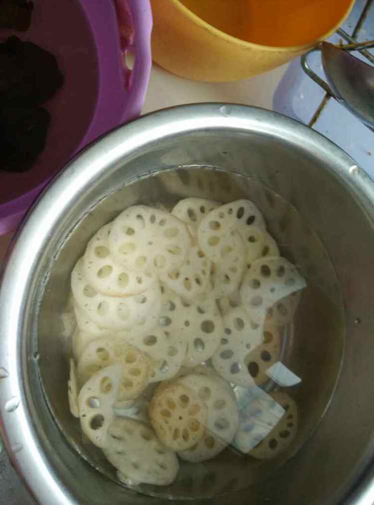 黑木耳炒莲藕步骤1