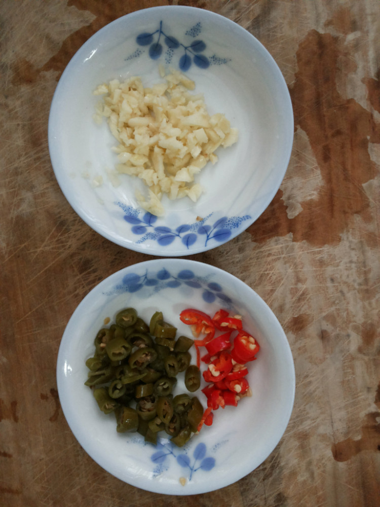 香芹凉拌黑木耳步骤1
