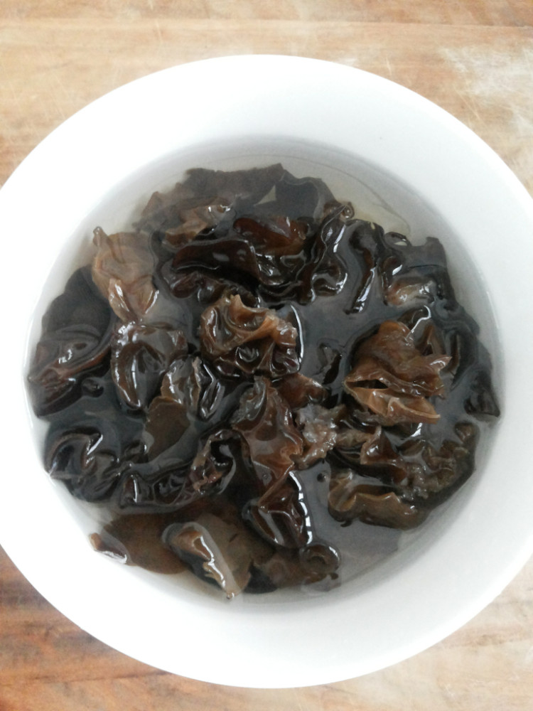 香芹凉拌黑木耳步骤2