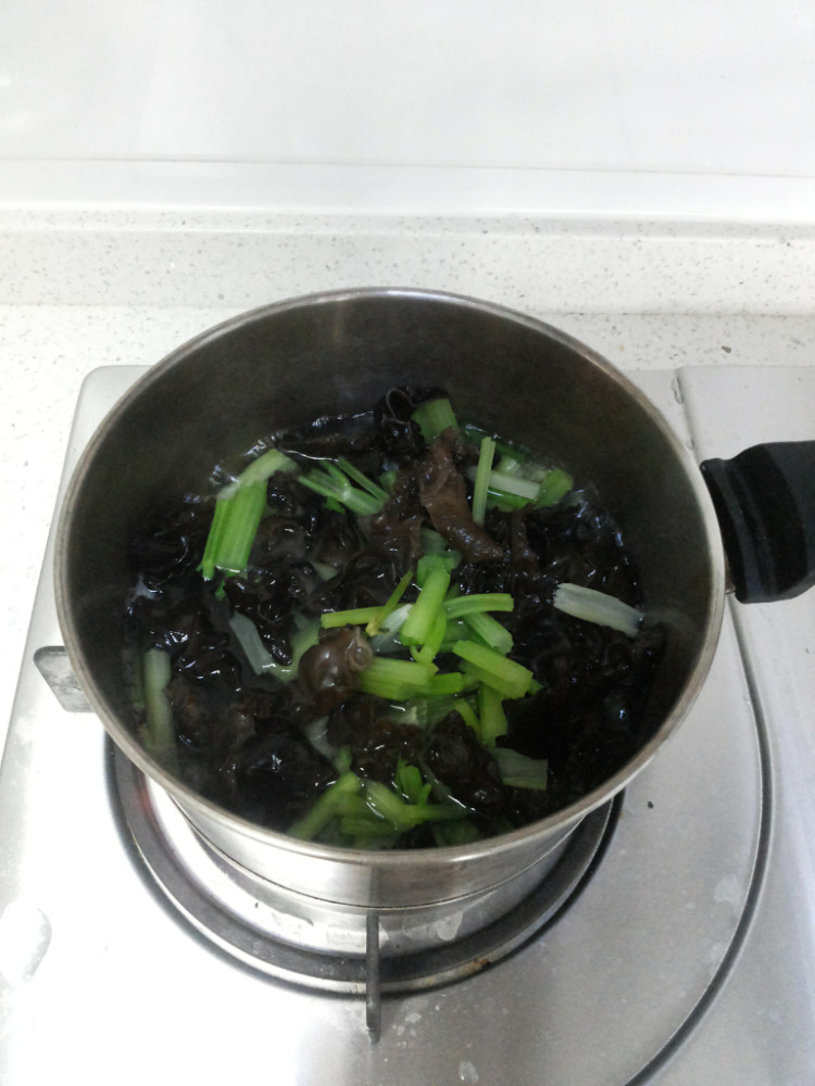 香芹凉拌黑木耳步骤6