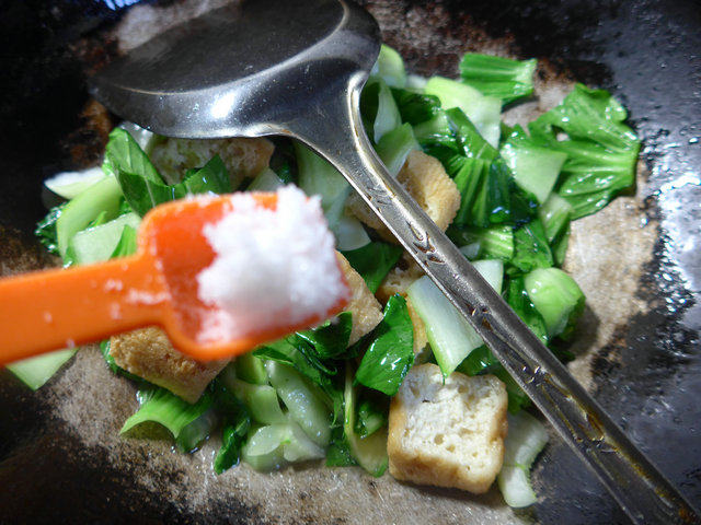 油豆腐炒青菜步骤7