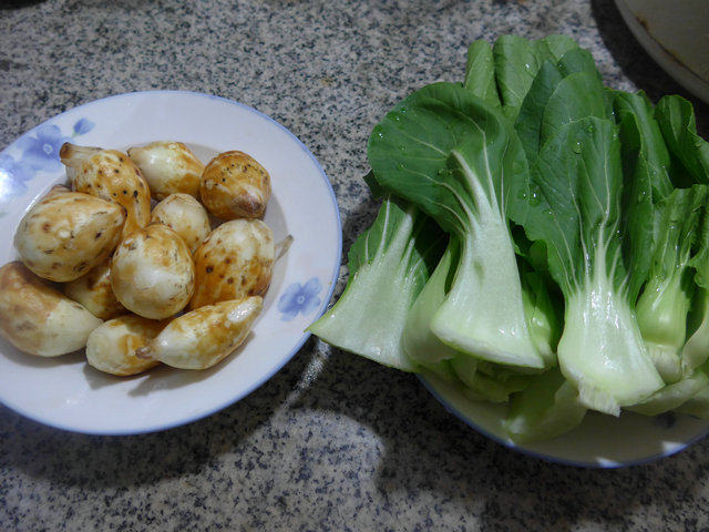 青菜煮芋艿子步骤1
