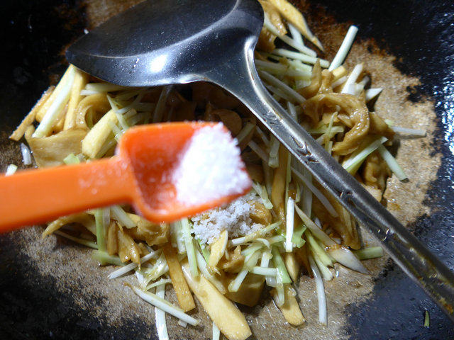 韭菜芽茭白炒面筋步骤10