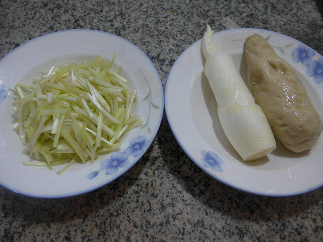 韭菜芽茭白炒面筋步骤1