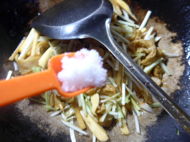 韭菜芽茭白炒面筋步骤9