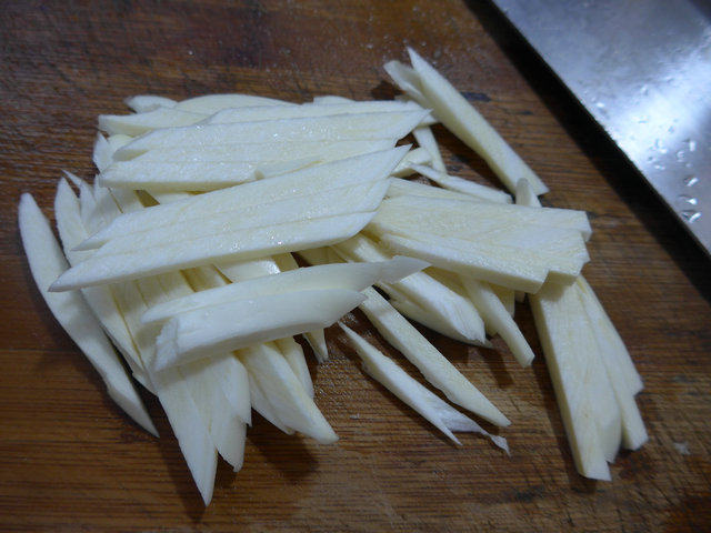 韭菜芽茭白炒面筋步骤3