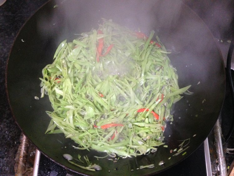 红辣椒炒扁豆步骤8