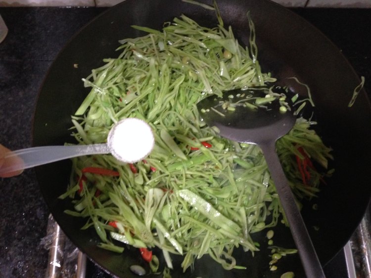 红辣椒炒扁豆步骤5
