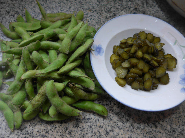 酱瓜炒毛豆步骤1