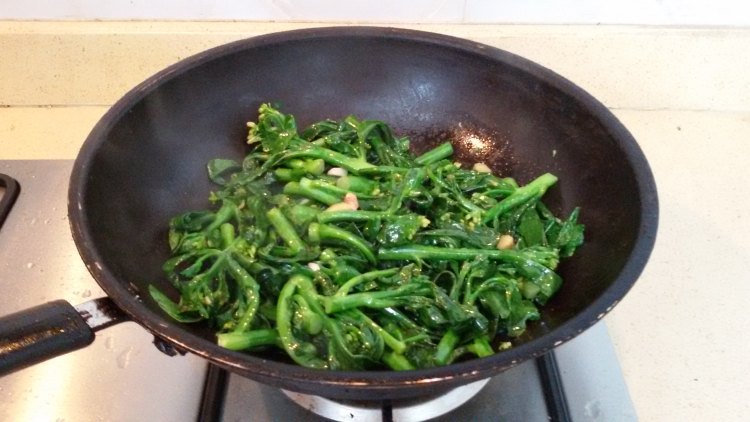 老鸭汤炒广东菜心步骤6