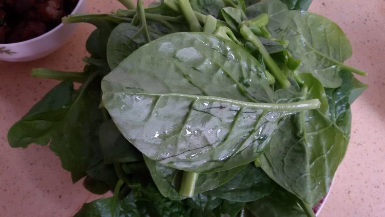 鸭汤木耳菜步骤1