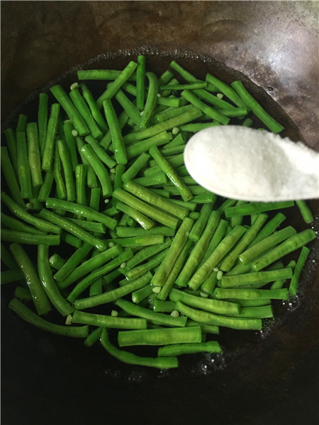 蒜蓉麻酱拌豇豆步骤3