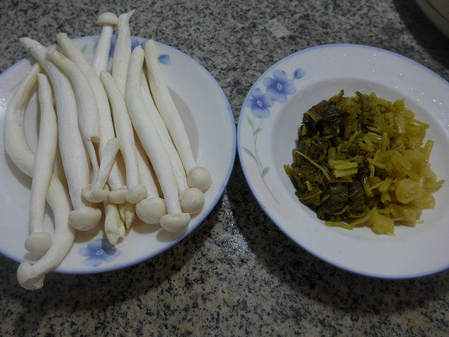 雪菜炒海鲜菇步骤1