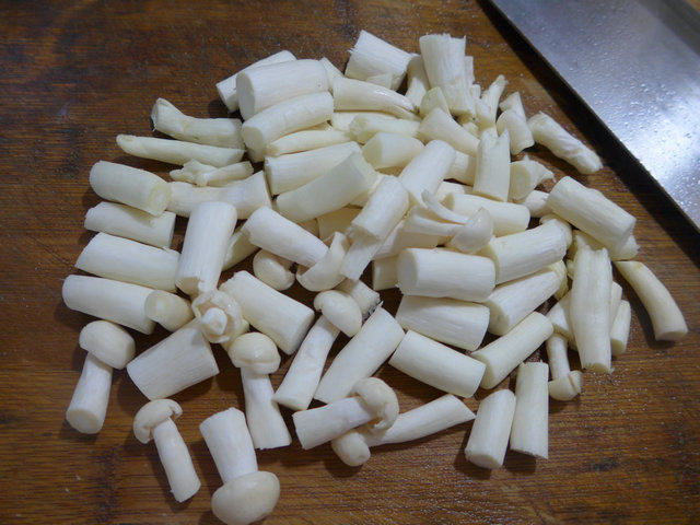 雪菜炒海鲜菇步骤2