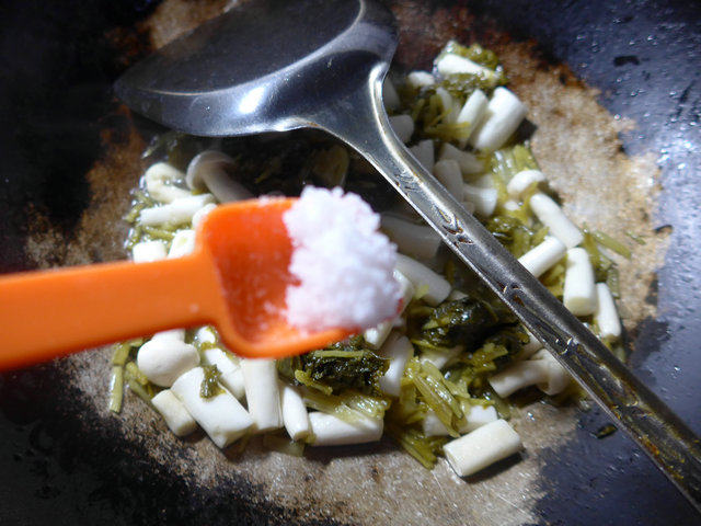 雪菜炒海鲜菇步骤6