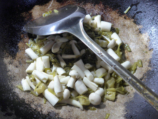 雪菜炒海鲜菇步骤7
