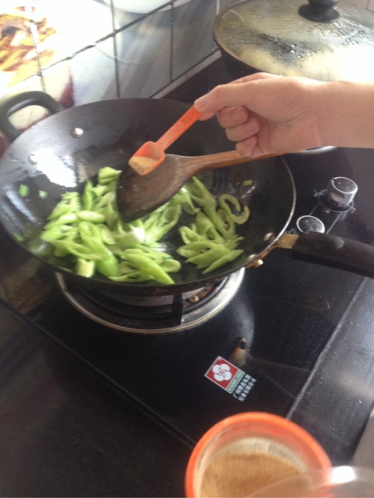 清炒洋豆角步骤7