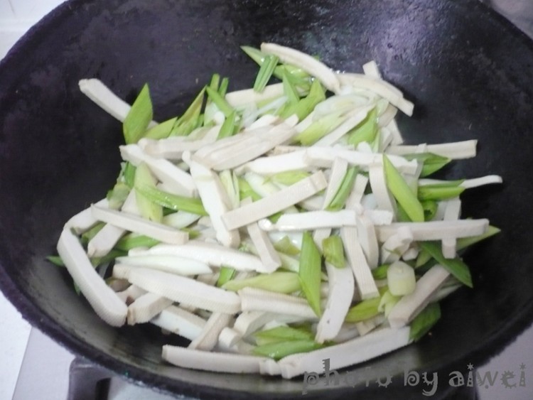 青蒜炒豆干步骤4