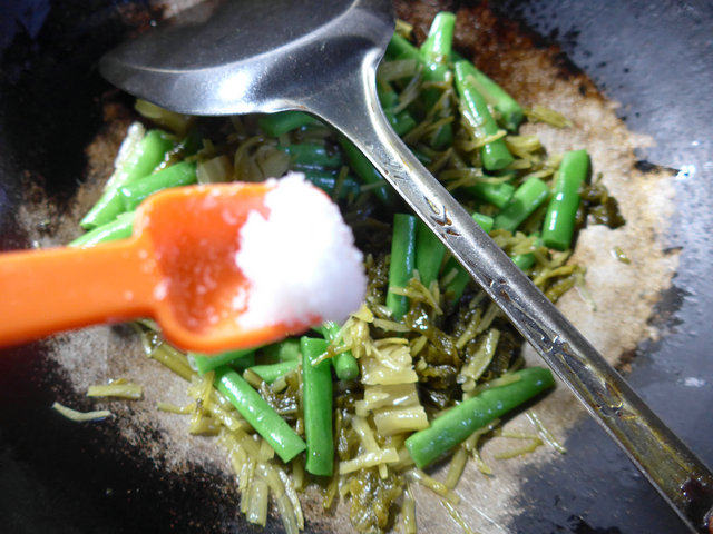 雪菜炒梅豆步骤5