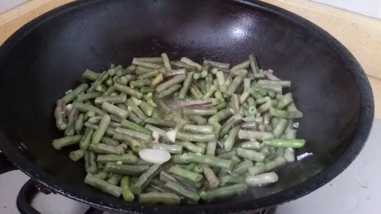 酱炒紫豇豆步骤6