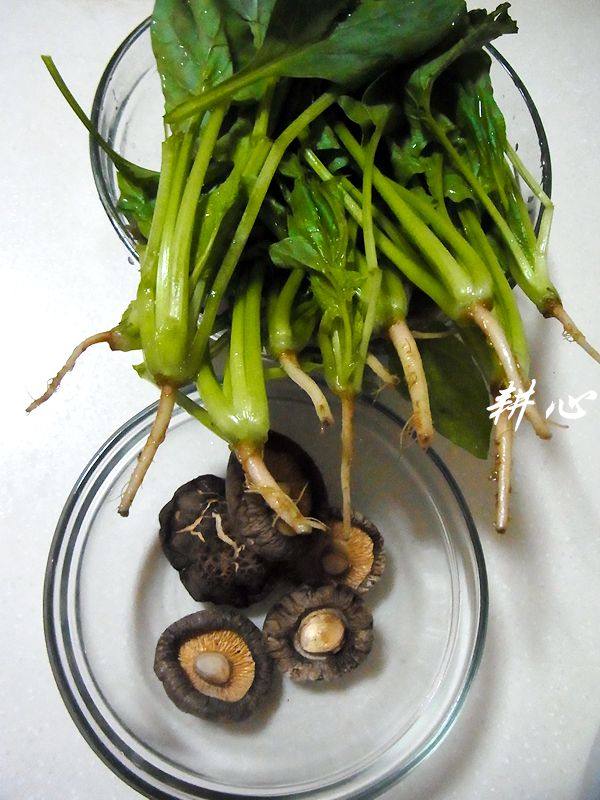 菠菜香菇羹步骤1