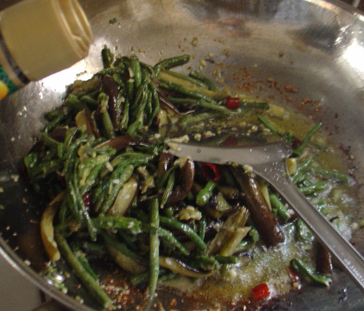 豇豆角炒茄子步骤12