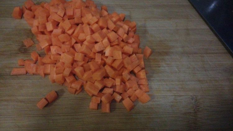 豌豆胡萝卜丁步骤2