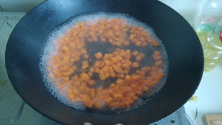 豌豆胡萝卜丁步骤4