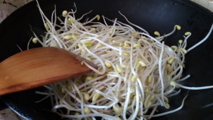 葱香萝卜丝炒豆芽步骤5