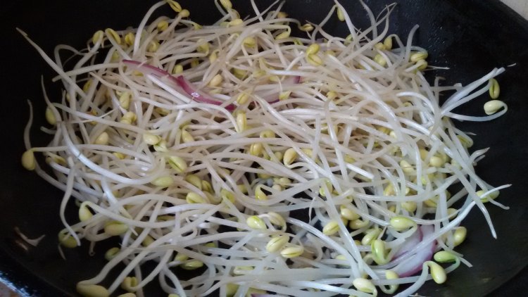 葱香萝卜丝炒豆芽步骤6