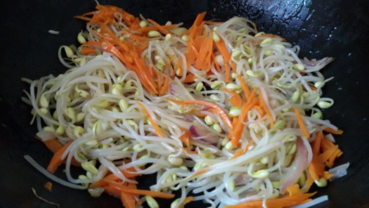葱香萝卜丝炒豆芽步骤7