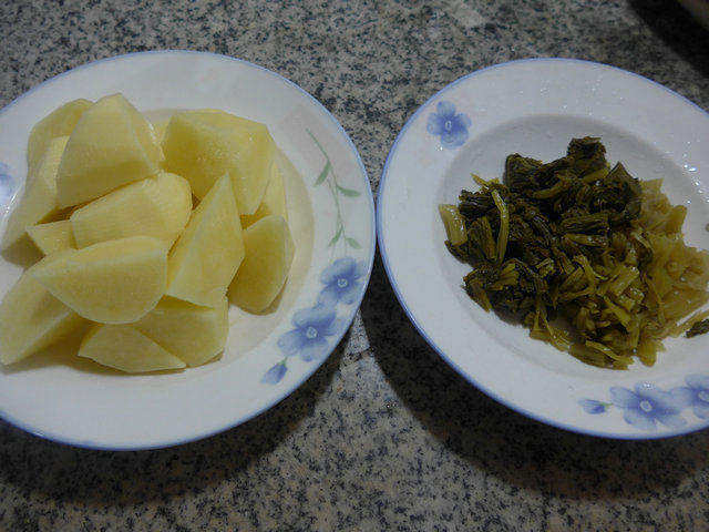 雪菜煮土豆步骤1