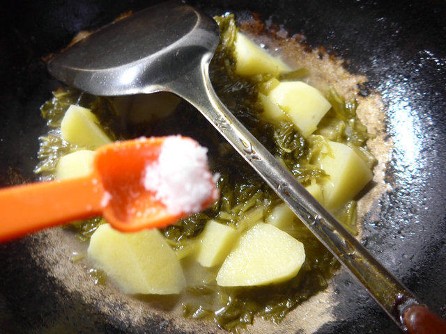 雪菜煮土豆步骤5