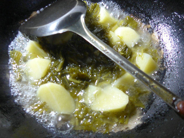 雪菜煮土豆步骤4