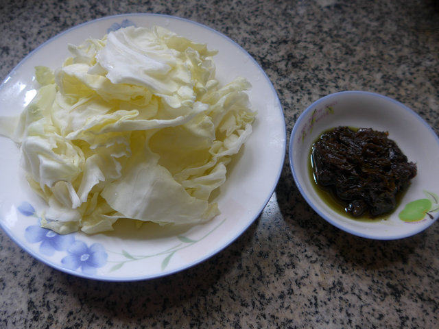 橄榄菜炒包心菜步骤1