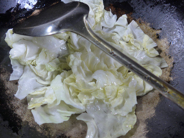 橄榄菜炒包心菜步骤2